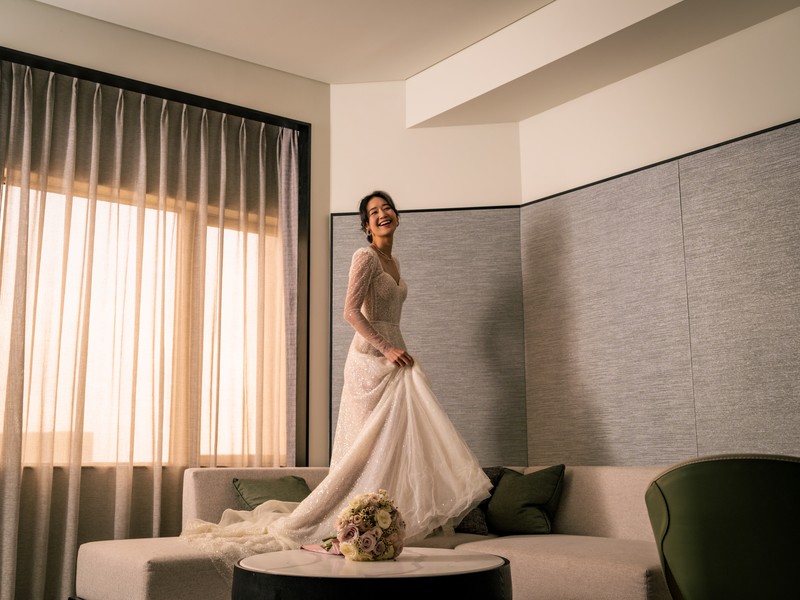 Hilton Singapore Orchard - Lifestyle - Bride in Room